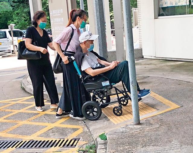 【細節體現了孝心】！TVB女藝人推著坐輪椅的高齡病父去看病~