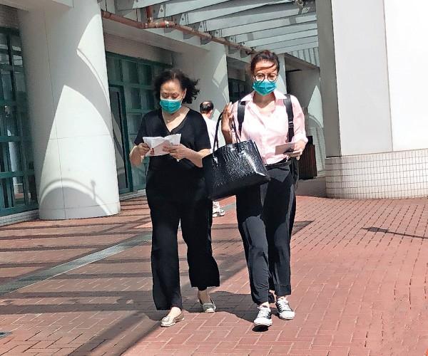 【細節體現了孝心】！TVB女藝人推著坐輪椅的高齡病父去看病~