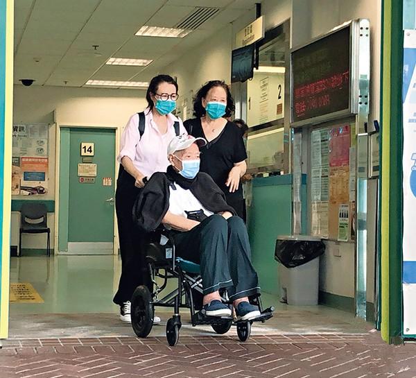 【細節體現了孝心】！TVB女藝人推著坐輪椅的高齡病父去看病~