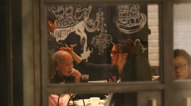 【細節體現了孝心】！TVB女藝人推著坐輪椅的高齡病父去看病~