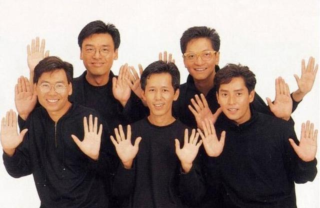 鍾鎮濤和譚詠麟對比，差距真大，網友：晚走幾步，幾十年都追不上！