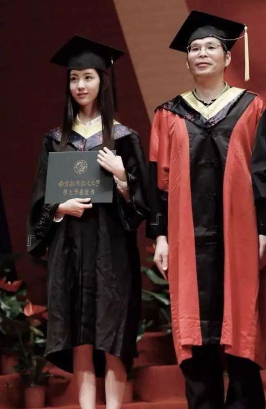 當紅女神明星的畢業照曝光，劉亦菲只排第九，楊冪第五，迪麗熱巴第三！ 