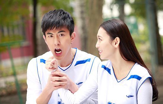 娛樂圈又一女神姐弟戀曝光！兩人挽手同回住所，網友：原來是他！ 