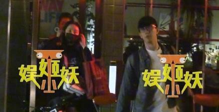 娛樂圈又一女神姐弟戀曝光！兩人挽手同回住所，網友：原來是他！ 
