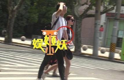 娛樂圈又一女神姐弟戀曝光！兩人挽手同回住所，網友：原來是他！ 