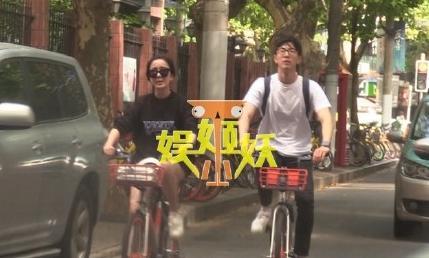 娛樂圈又一女神姐弟戀曝光！兩人挽手同回住所，網友：原來是他！ 