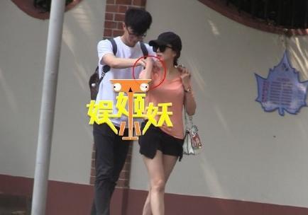 娛樂圈又一女神姐弟戀曝光！兩人挽手同回住所，網友：原來是他！ 
