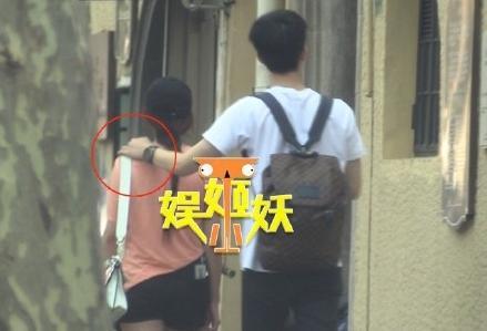 娛樂圈又一女神姐弟戀曝光！兩人挽手同回住所，網友：原來是他！ 
