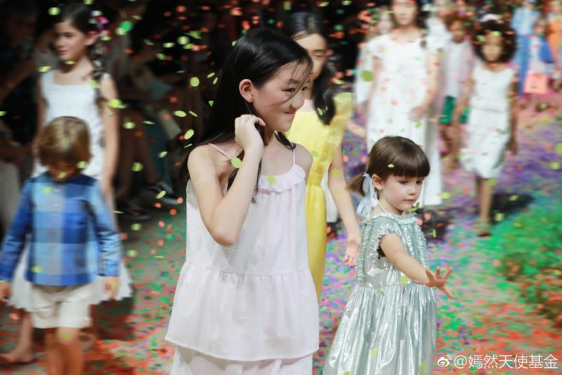 王菲女兒天生兔唇, 經過3次整容後, 現年12歲的她變長腿名模上時裝周！ 