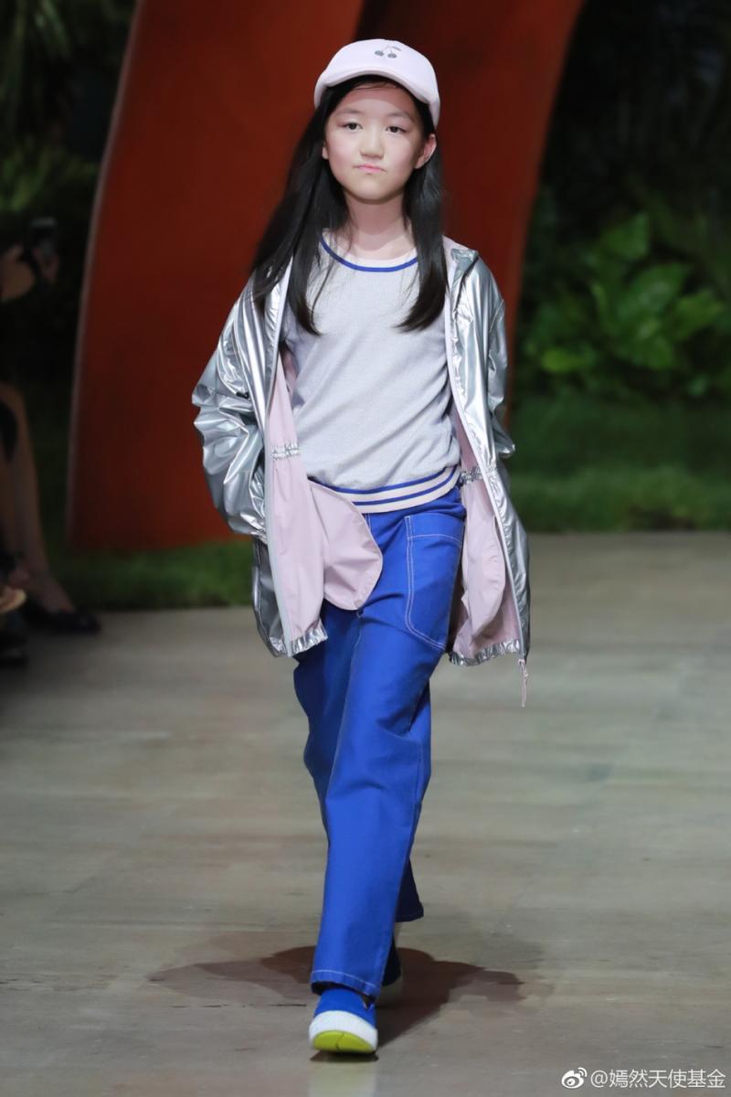 王菲女兒天生兔唇, 經過3次整容後, 現年12歲的她變長腿名模上時裝周！ 