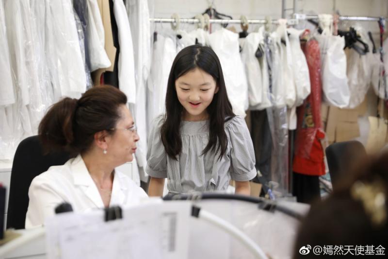 王菲女兒天生兔唇, 經過3次整容後, 現年12歲的她變長腿名模上時裝周！ 