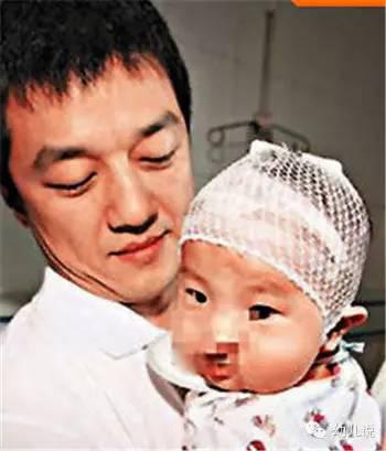 王菲女兒天生兔唇, 經過3次整容後, 現年12歲的她變長腿名模上時裝周！ 
