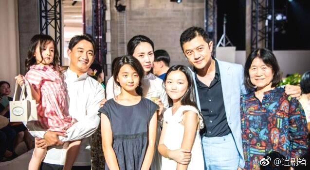 王菲女兒天生兔唇, 經過3次整容後, 現年12歲的她變長腿名模上時裝周！ 