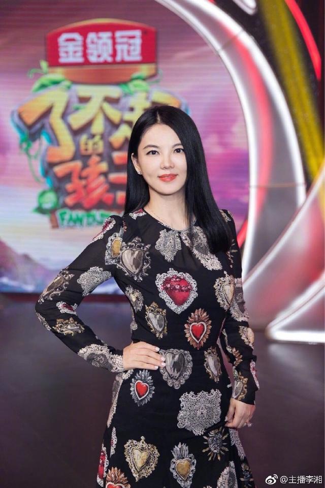 李湘穿了條2萬5的連衣裙去錄節目，鑽戒更是巨大到讓網友傻眼！