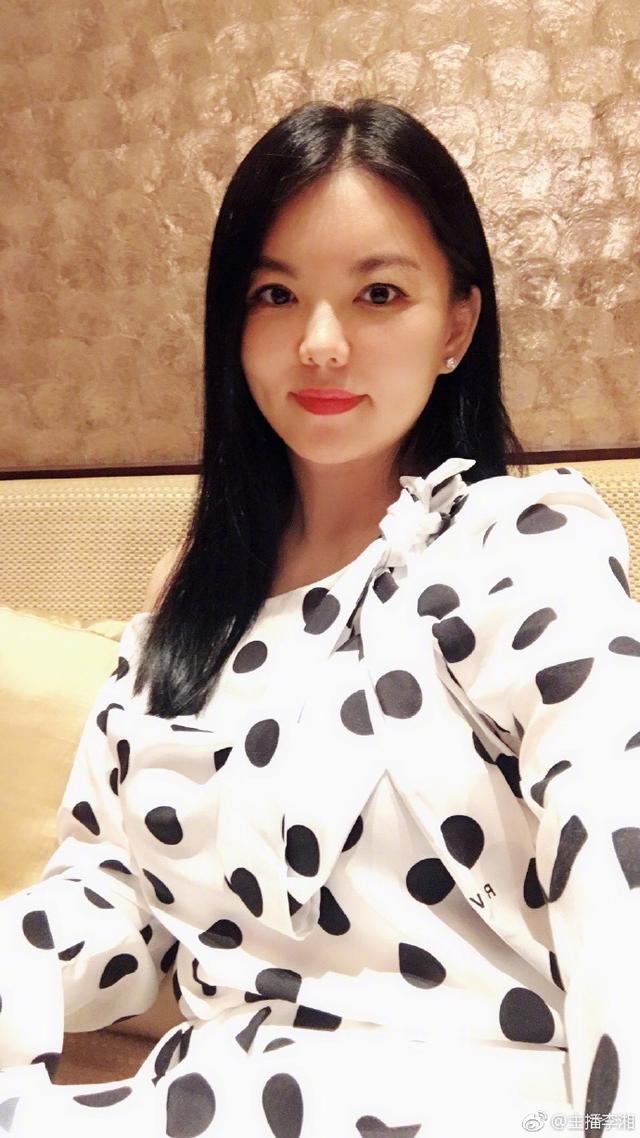 李湘穿了條2萬5的連衣裙去錄節目，鑽戒更是巨大到讓網友傻眼！