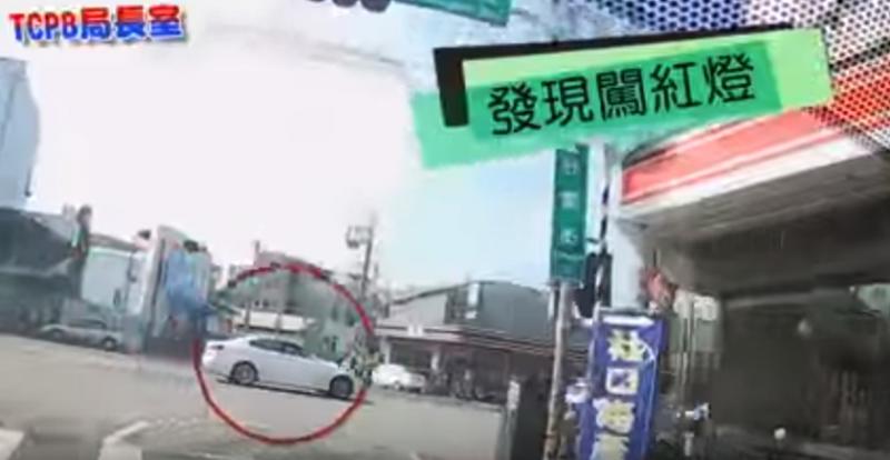 「你要去哪裡，跟我走！」為送孩子就醫闖紅燈被攔下　員警鳴笛火速開道超霸氣 