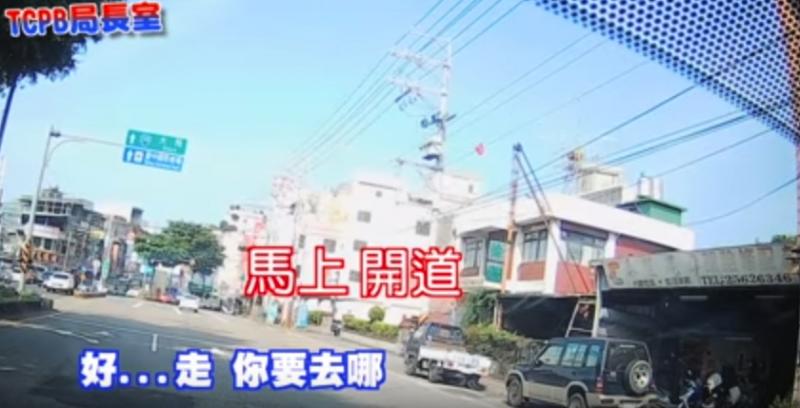 「你要去哪裡，跟我走！」為送孩子就醫闖紅燈被攔下　員警鳴笛火速開道超霸氣 