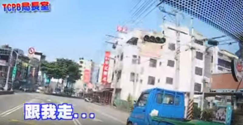 「你要去哪裡，跟我走！」為送孩子就醫闖紅燈被攔下　員警鳴笛火速開道超霸氣 