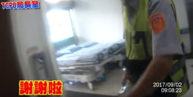 「你要去哪裡，跟我走！」為送孩子就醫闖紅燈被攔下　員警鳴笛火速開道超霸氣 