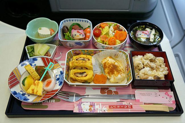 打開飛機餐竟然「有一整條小黃瓜」　他PO網抱怨被笑：你這餐已經很好了 