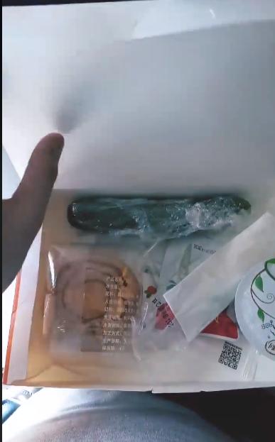 打開飛機餐竟然「有一整條小黃瓜」　他PO網抱怨被笑：你這餐已經很好了 