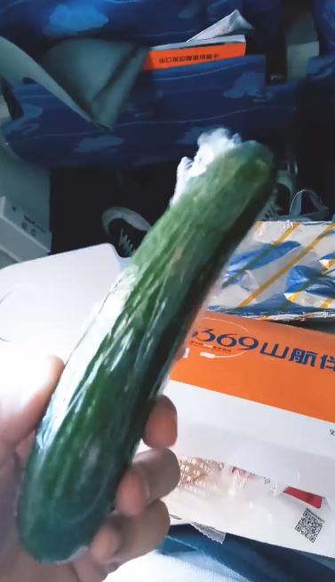 打開飛機餐竟然「有一整條小黃瓜」　他PO網抱怨被笑：你這餐已經很好了 