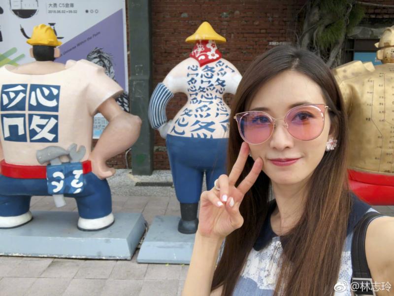 來台遊高雄巧遇林志玲，沒想到女神自願秒變「攝影師」幫拍照，網友超羨慕：「太幸福了！」 