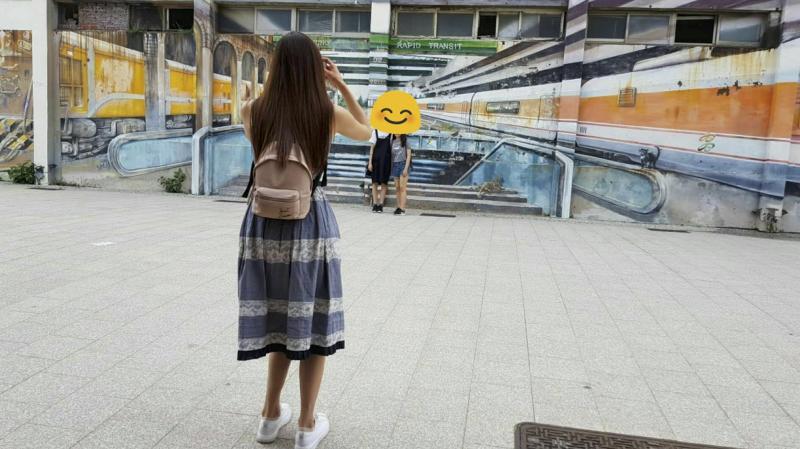 來台遊高雄巧遇林志玲，沒想到女神自願秒變「攝影師」幫拍照，網友超羨慕：「太幸福了！」 