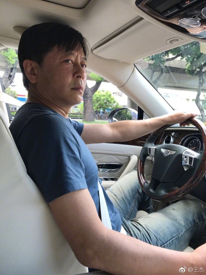 55歲王傑落魄近照 !! 妻離子散初戀亡，兒子陌生似路人，真的一無所有...  