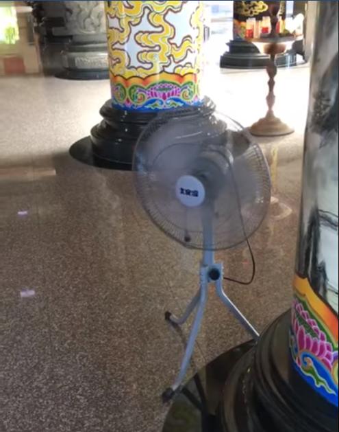 神明顯靈？廟裡電風扇「沒插電自轉20分鐘」還左右擺動　目擊者驚喊：有聽到奇怪聲音 