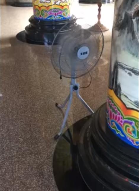 神明顯靈？廟裡電風扇「沒插電自轉20分鐘」還左右擺動　目擊者驚喊：有聽到奇怪聲音 