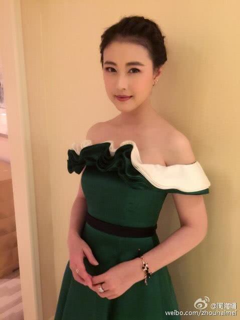 52歲周海媚和56歲關之琳近照對比，網友：都沒生過孩子差別這麼大！