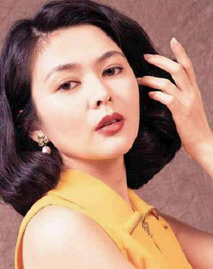 52歲周海媚和56歲關之琳近照對比，網友：都沒生過孩子差別這麼大！