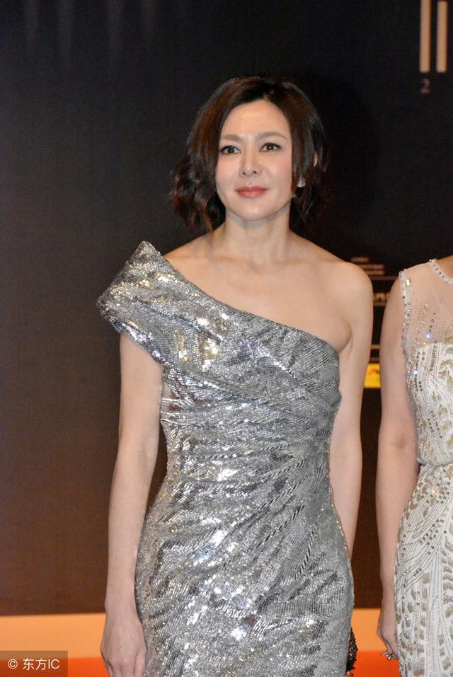 52歲周海媚和56歲關之琳近照對比，網友：都沒生過孩子差別這麼大！