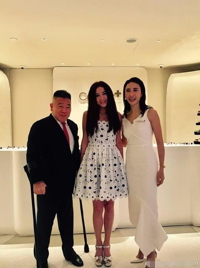 黎姿同框溫碧霞比美，網友卻都被她的眼珠子嚇一跳！