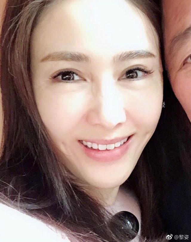 黎姿同框溫碧霞比美，網友卻都被她的眼珠子嚇一跳！