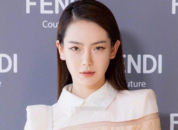 比整容更可怕的是瞳孔放大片！女星不戴放大片，反而更有氣質  