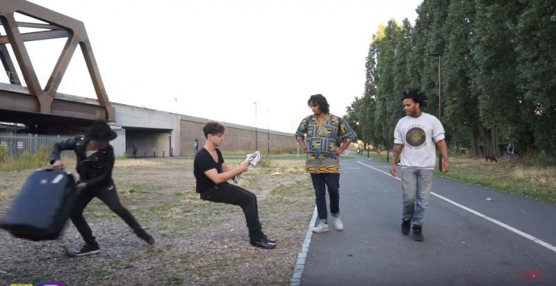 魔術師變出「隱形的椅子」沒半個人找到破綻！事後公開「漂浮空中關鍵」大家下巴都掉了... 