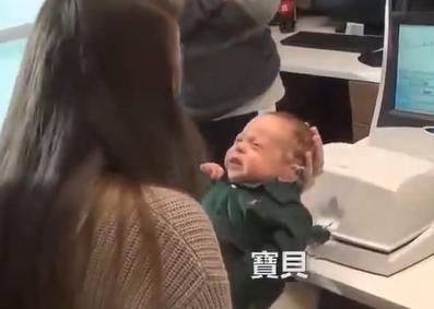 寶寶第一次聽見媽媽的聲音 秒露「驚喜表情」融化千萬人 淚喊：美好的日子開始了！ 