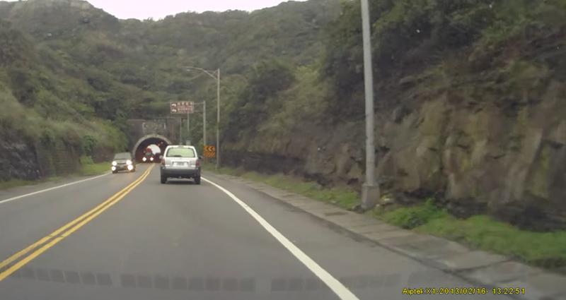 有夠挑釁？油罐車突然無故「叭叭叭叭」連按喇叭　開出隧道後才知道「卡車司機其實在幫他」 