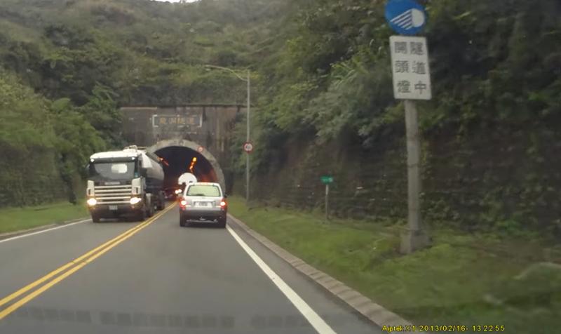 有夠挑釁？油罐車突然無故「叭叭叭叭」連按喇叭　開出隧道後才知道「卡車司機其實在幫他」 