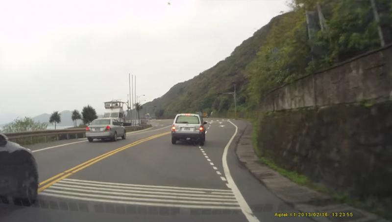有夠挑釁？油罐車突然無故「叭叭叭叭」連按喇叭　開出隧道後才知道「卡車司機其實在幫他」 
