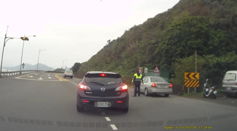 有夠挑釁？油罐車突然無故「叭叭叭叭」連按喇叭　開出隧道後才知道「卡車司機其實在幫他」 