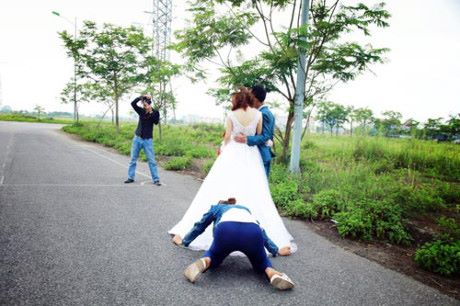 身懷絕技！16個最真實的「婚紗拍攝現場」　攝影師各種「浮誇拍照姿勢」笑翻網友啦 