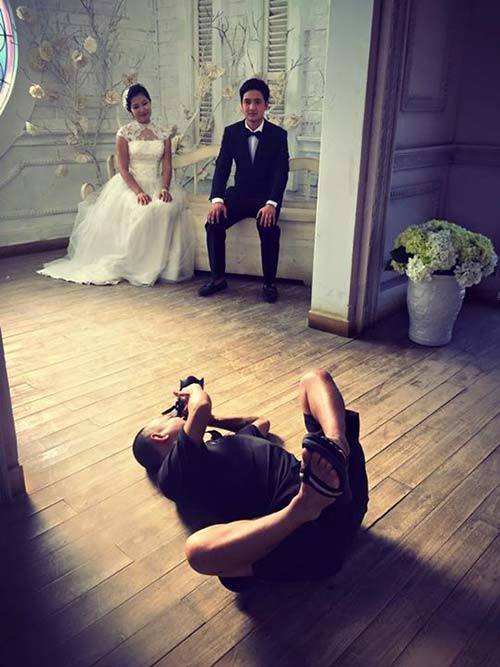 身懷絕技！16個最真實的「婚紗拍攝現場」　攝影師各種「浮誇拍照姿勢」笑翻網友啦 