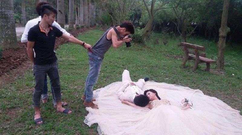 身懷絕技！16個最真實的「婚紗拍攝現場」　攝影師各種「浮誇拍照姿勢」笑翻網友啦 