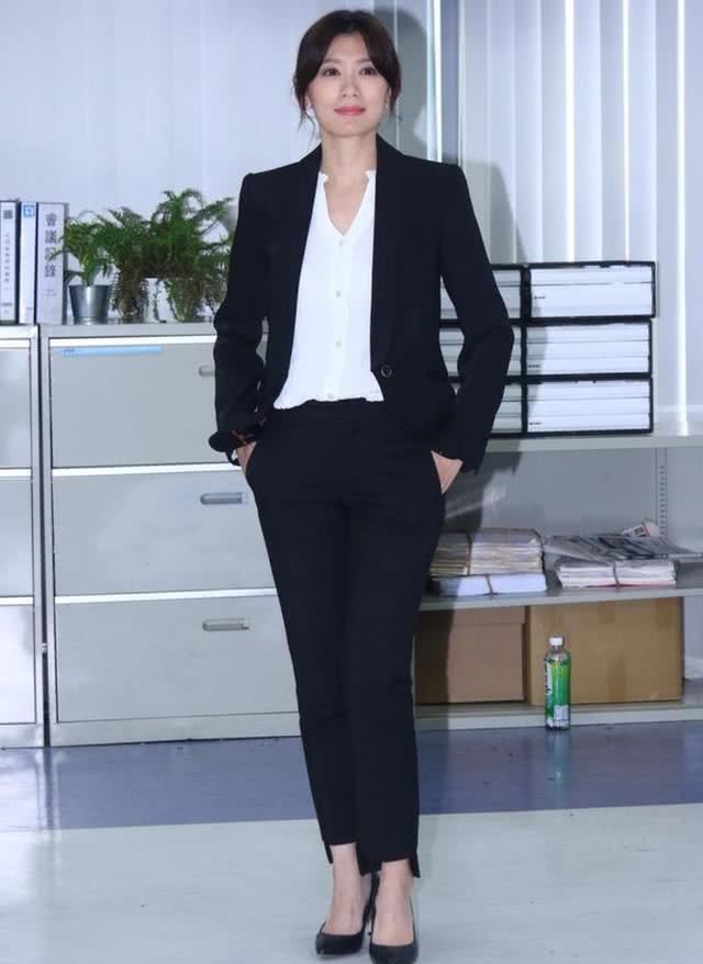 裙子太短，賈靜雯超尷尬「全程用礦泉水瓶子」防曝光！網友：這設計超尷尬！ 