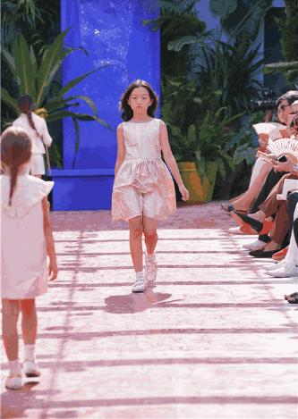 王菲女兒9歲就「開直播教化妝」晉升時尚圈　日前她「受邀到巴黎走秀」一走出來氣場超強大 