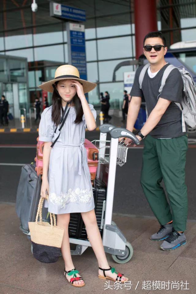 王菲女兒9歲就「開直播教化妝」晉升時尚圈　日前她「受邀到巴黎走秀」一走出來氣場超強大 