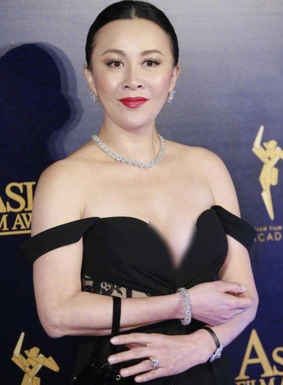 「劉嘉玲」肩帶意外滑落，接下來「古天樂」一個動作，讓大家都為他拍手叫好！